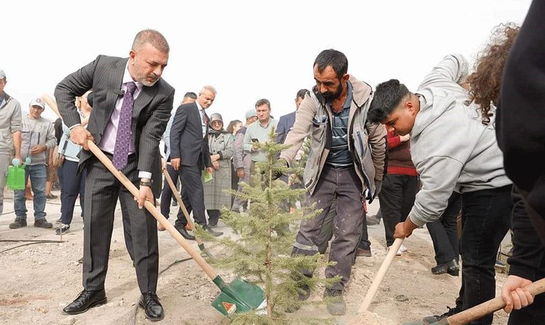 Başkan Ercan öğrencilerle fidan dikti