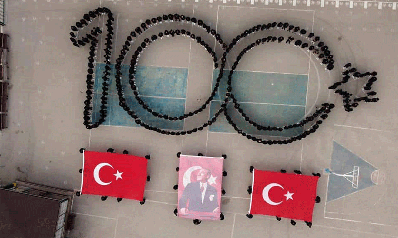 Bursa’da lise öğrencilerinden “100. yıl” Koreografisi