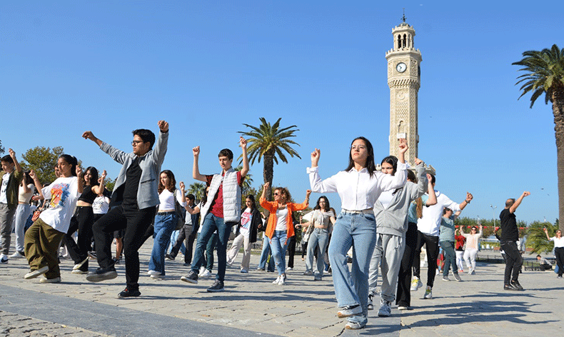 İzmir’de 100. yıl coşkusu başladı