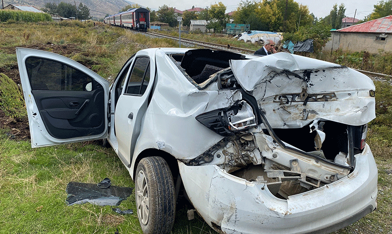 Yolcu treni otomobile çarptı