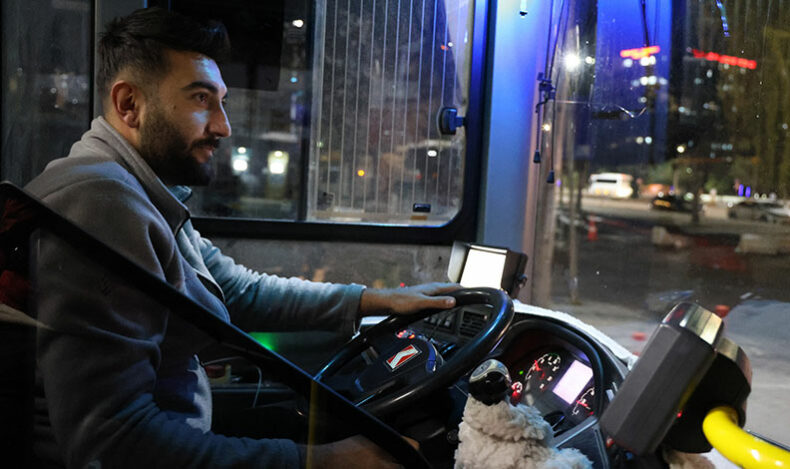 Otobüs şoförü yaralı kuryeyi üşümesin diye otobüse aldı