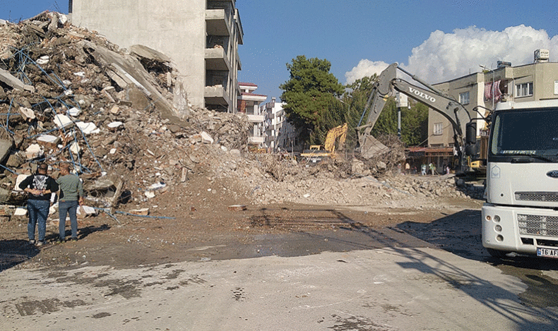 Hatay’da ağır hasarlı bina iş makineleriyle yıkıldı