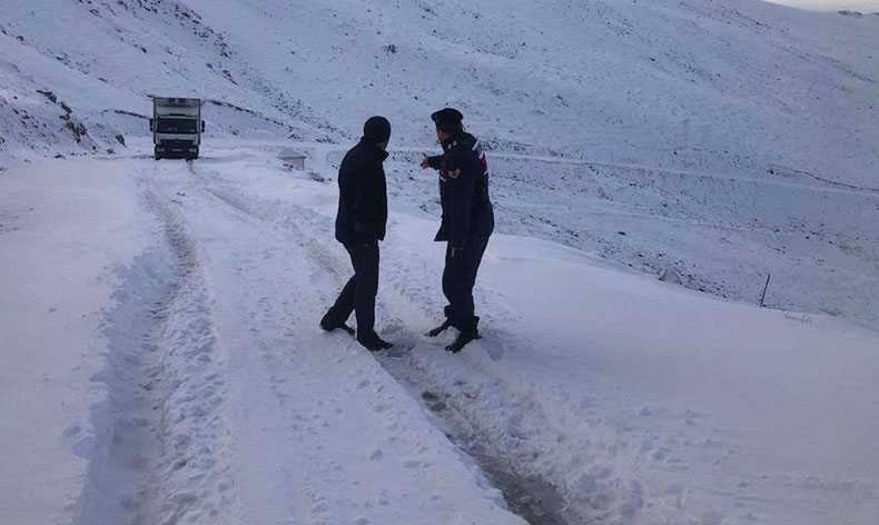 Kar nedeniyle yolda mahsur kalan vatandaş kurtarıldı