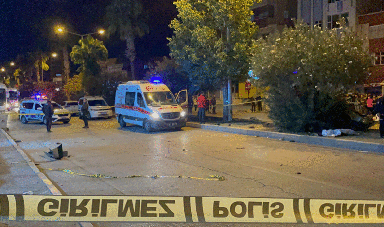 Adana‘da ağaca çarpan otomobil ikiye bölündü: 3 ölü, 2 yaralı