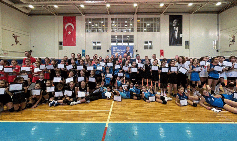 Voleybol Şenliği’nde 800 çocuk buluştu