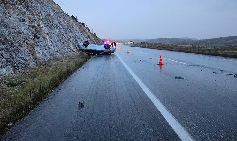 Takla atan araçta 1′ i bebek 3 kişi yaralandı
