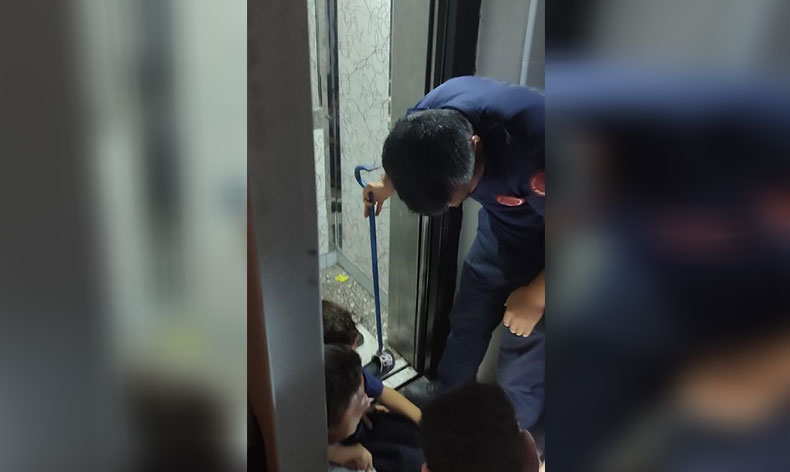 Ayağı asansöre sıkışan çocuğu itfaiye kurtardı