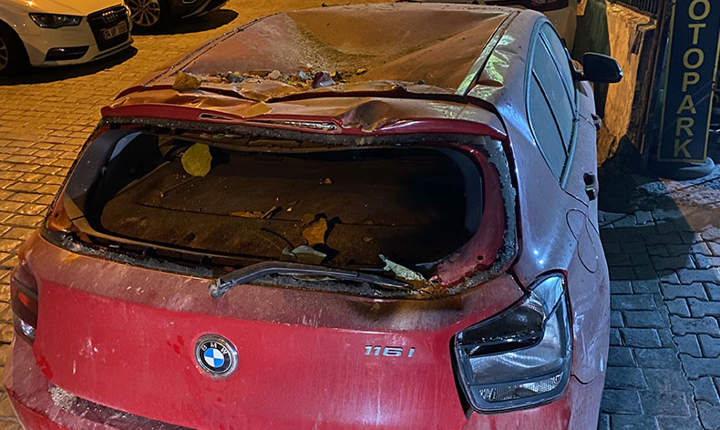 Binadan dökülen taşlar araçlerı pert etti