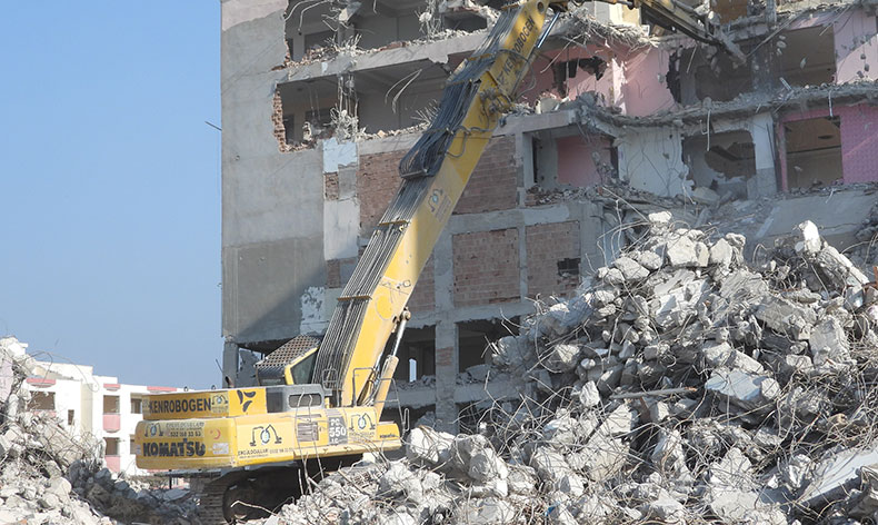 Depremden etkilenen binalar kontrollü olarak yıkılıyor