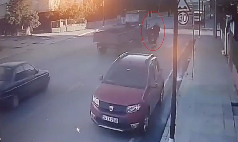 Scooter ile traktör çarpıştı