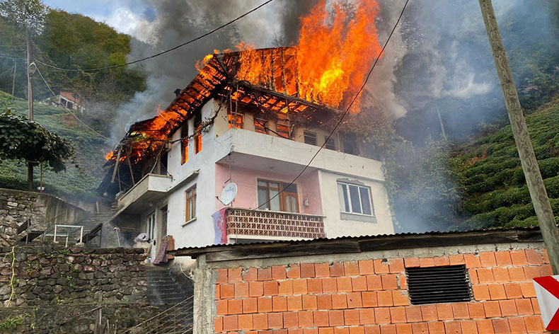 Trabzon’un Sürmene ilçesinde korkutan yangın