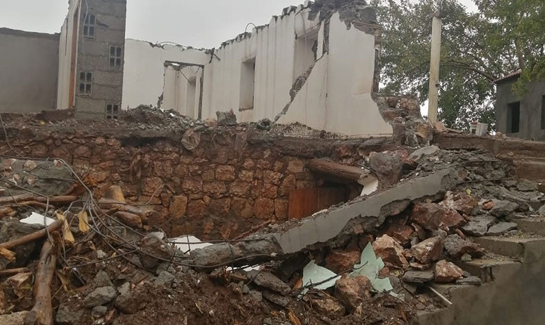 Yağışlara dayanamayan ahır çöktü