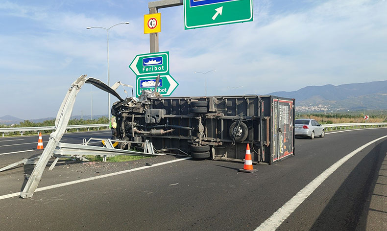 Bursa’da kamyonet bariyere saplandı