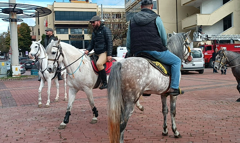 Filistin’e destek için atlarıyla yürüyüş düzenlediler