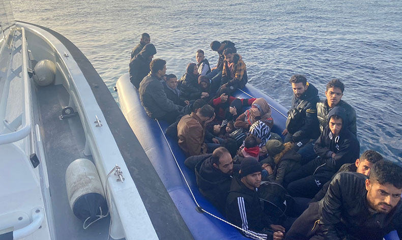 77 düzensiz göçmen kurtarıldı, 39’u yakalandı