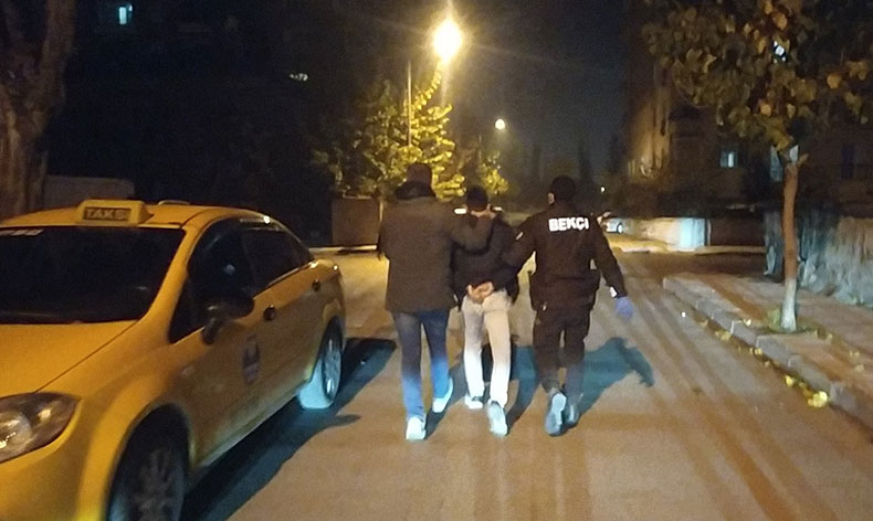 Çocuklara silah satan şahsın evine baskın