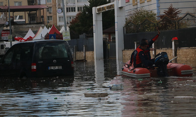 İskenderun’da su bir buçuk metreyi buldu