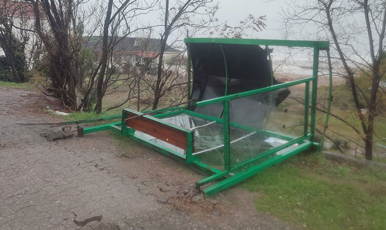 Şiddetli fırtına Sakarya’nın Karasu sahilini yıktı geçti