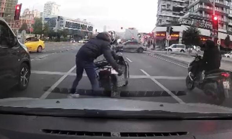 Motosikletinin plakasını sökerek tek tekerlek üzerinde ilerledi