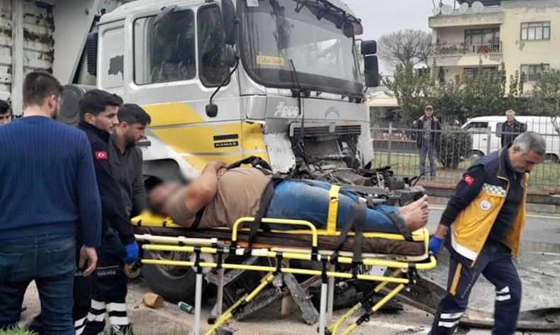 Aydın’da kamyon ve tır çarpıştı