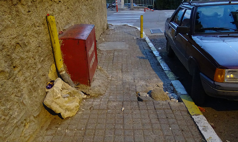 Freni boşalan otomobil gence çarptı