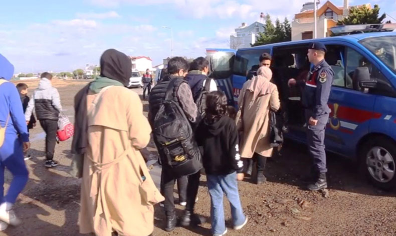 Ayvalık’ta 36 göçmen jandarmadan kaçamadı