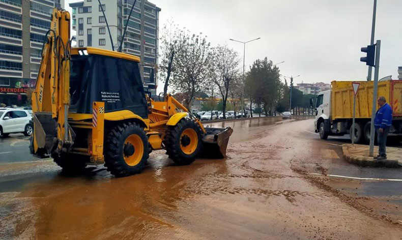 Ekiplerin sağanak yağış nöbeti