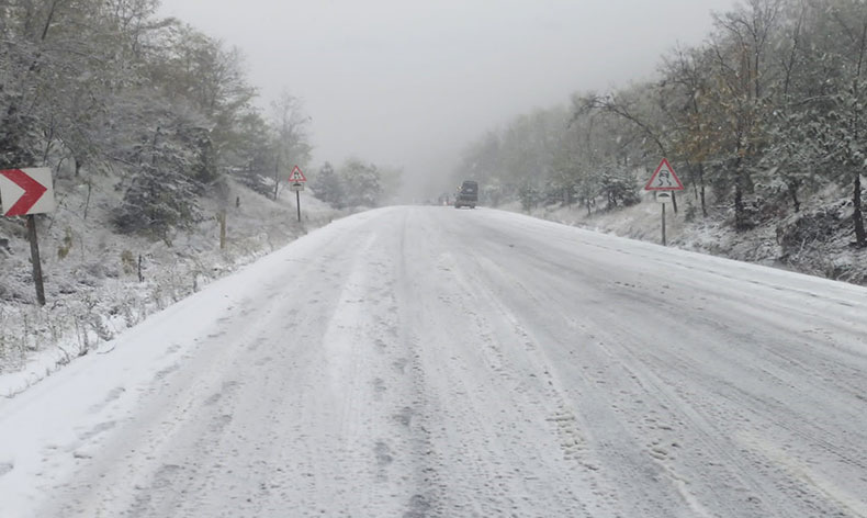 Bursa’da kar yağışı sebebiyle yol kapandı