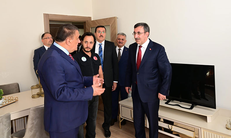 Cevdet Yılmaz, deprem konutlarını inceledi