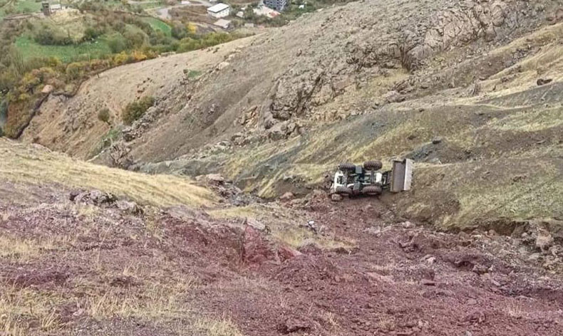 Köy yolunda çalışma yapan iş makinesi uçuruma yuvarlandı
