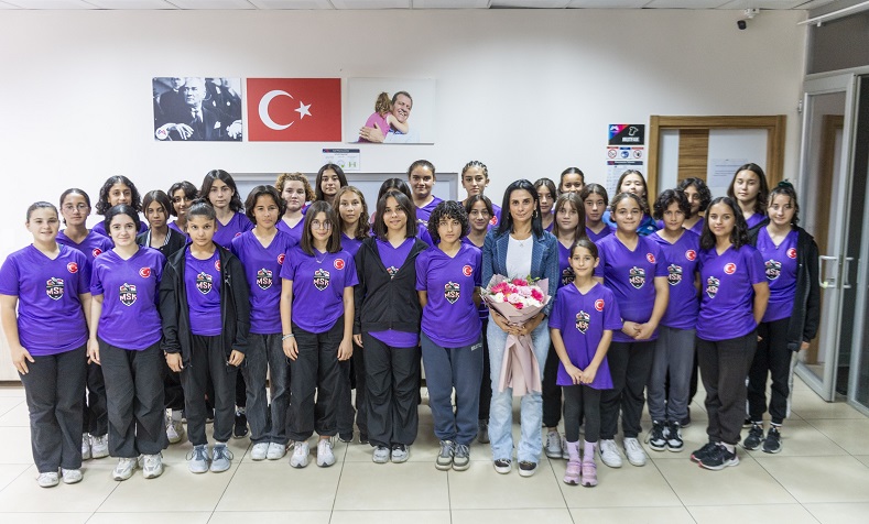 Kır çiçekleri, milli atlet Nevin Yanıt ile buluştu