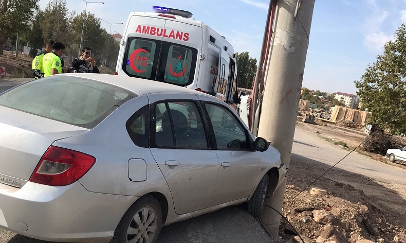 Otomobil elektrik direğine çarptı