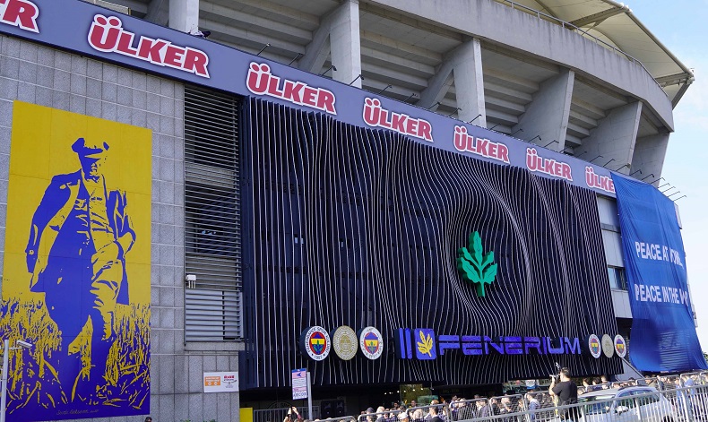 Atatürk’ün portresi Ülker Stadı’nda resmedildi