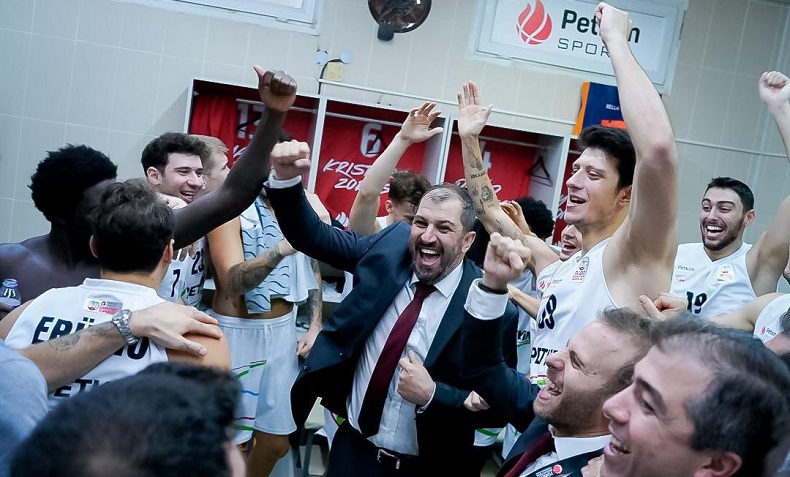 Aliağa Petkimspor, zirveye oynuyor