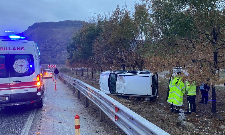 Bariyerlere çarpan araç yan yattı