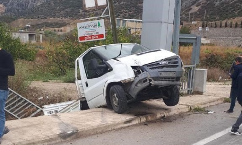 Köprüye asılı kalan kamyonet Yeşilırmak nehrine uçmaktan kurtuldu