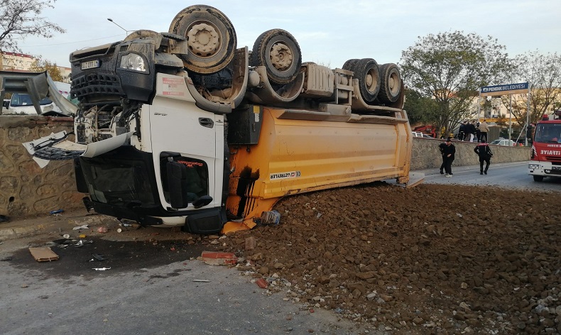 Hafriyat kamyonu bariyerleri aşıp yola devrildi