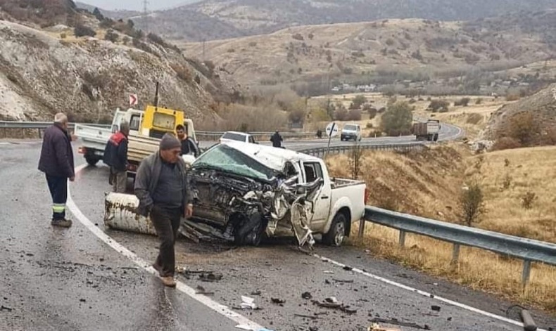 Sivas’ta pikap ile tır çarpıştı: 1’i ağır 2 yaralı