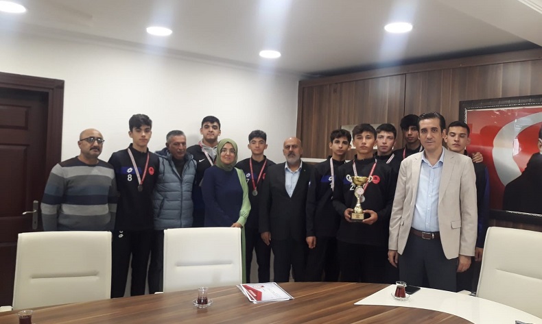 Bozyazı Kaymakamı Tuncay Topsakaloğlu, dereceye giren sporcuları kabul etti