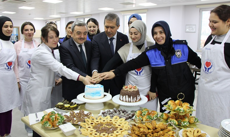 Genç kızlara polislerin desteğiyle pastacılık eğitimi