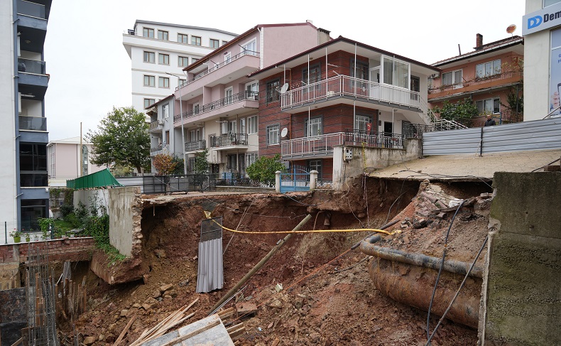 İstinat duvarı çöktü: 4 bina mühürlendi, 83 kişi tahliye edildi