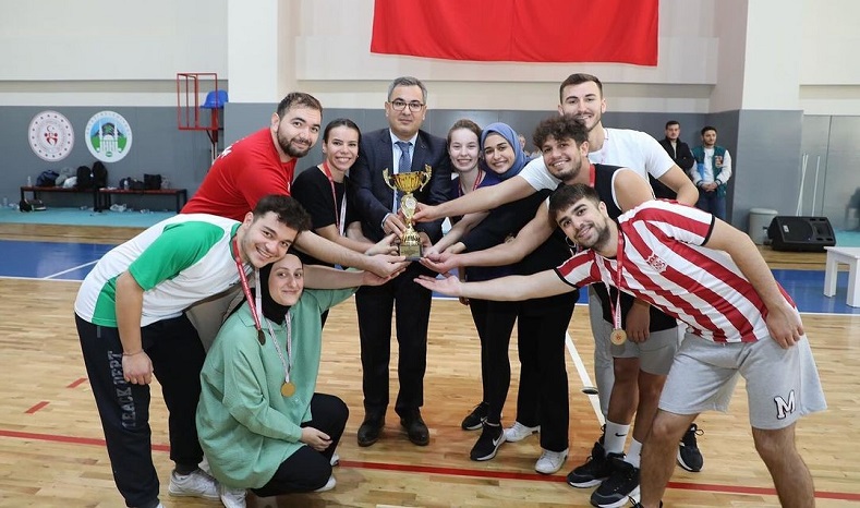 Sağlıkçılar voleybol turnuvasında buluştu