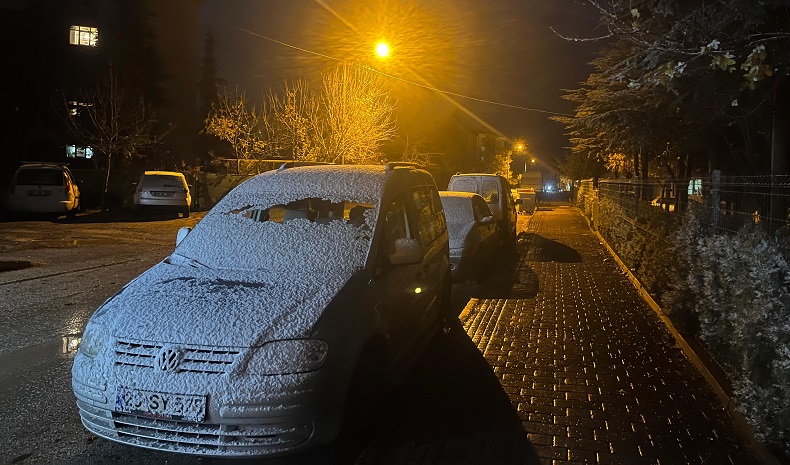 Eskişehir merkeze mevsimin ilk karı düştü