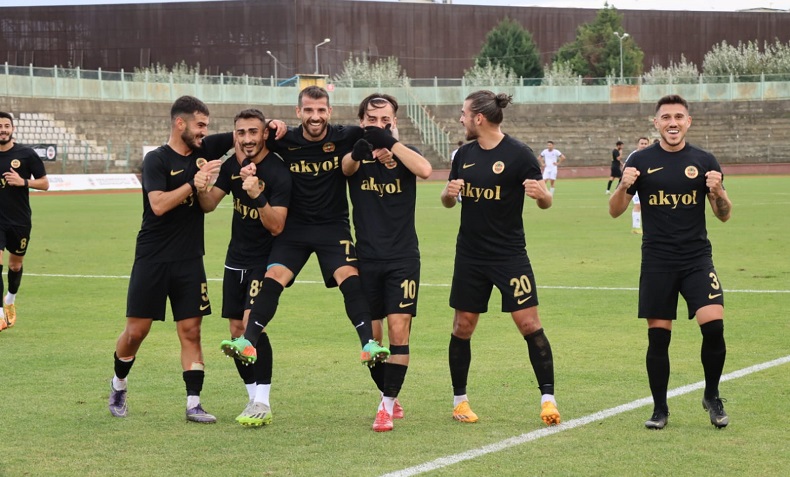 Yalovaspor liderliğini sürdürdü