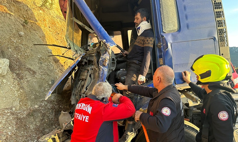 Tırda sıkışan sürücüyü itfaiye kurtardı