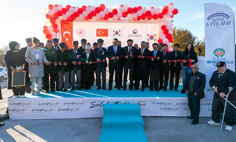 Malatya’da 210 konteynerden oluşan Korepck Mahallesi törenle açıldı