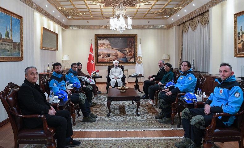 Depremzedelerden Diyanet İşleri Başkanı Erbaş’a ziyaret