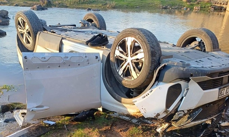 Diyarbakır’da kontrolden çıkan otomobil dereye uçtu