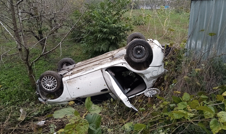 Bursa’da otomobil tarlaya uçtu, baba ve oğlu yaralandı