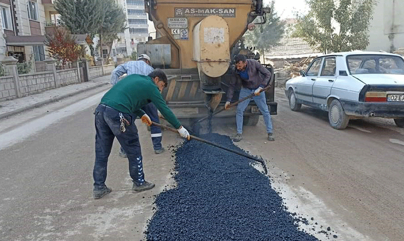 Gölbaşı Belediyesi bozulan yolları onarıyor